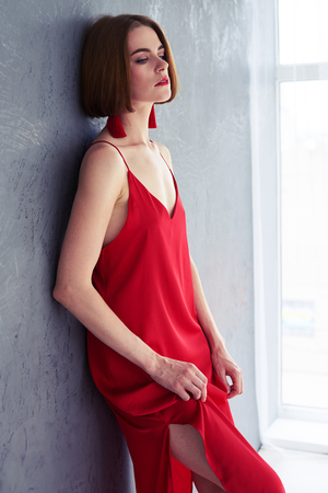 陽気な女性が流行の服でポーズの Fulle 丈ショット の写真素材